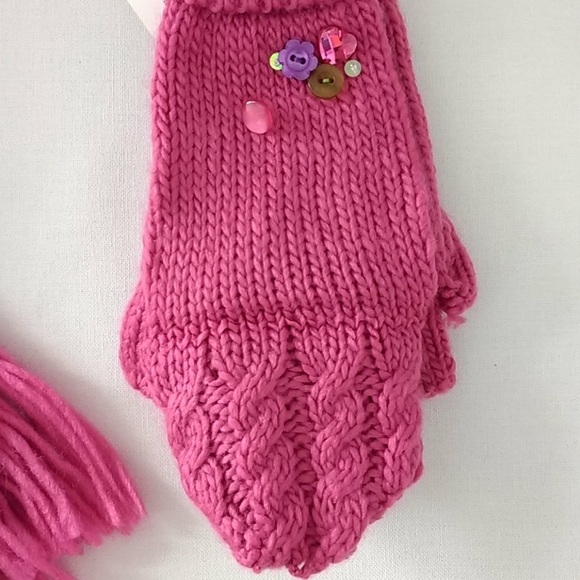 Cable knit scarf/mitten set & extra pair of mitts - Picture 4 of 9